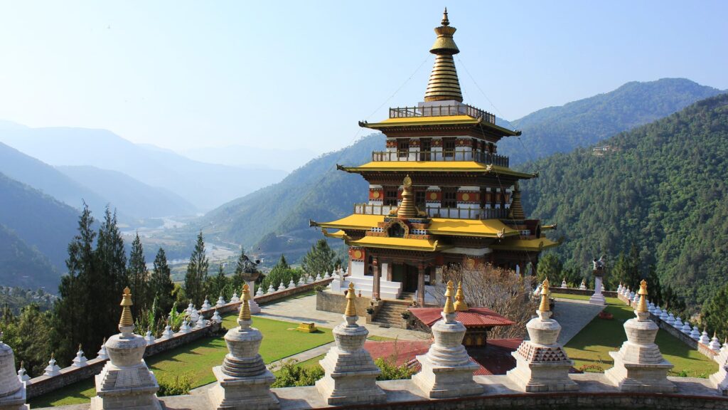 Buddhista templom a hegyek között